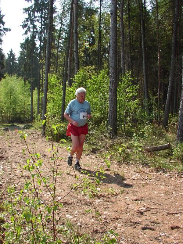 Ivo Domanský se snaží předběhnout svůj stín na Kačickém lesním běhu 2006